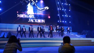 เผาทั้งสถานที่! - - นี่อาจเป็นการแสดงเลียนแบบ Michael Jackson ที่ดีที่สุดในประเทศจนถึงปัจจุบัน! - -