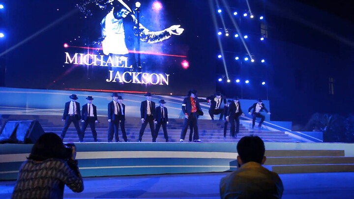 Burn the whole place!!! This may be the best Michael Jackson imitation show in China so far!!!