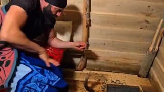 为了方便钓鱼，老哥直接在水上建了个小房子，有这个执行力，他干什么都会成功的...