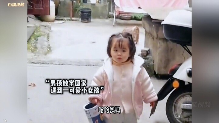 Seorang anak laki-laki pulang sekolah dan bertemu dengan seorang gadis kecil yang menggemaskan, lalu