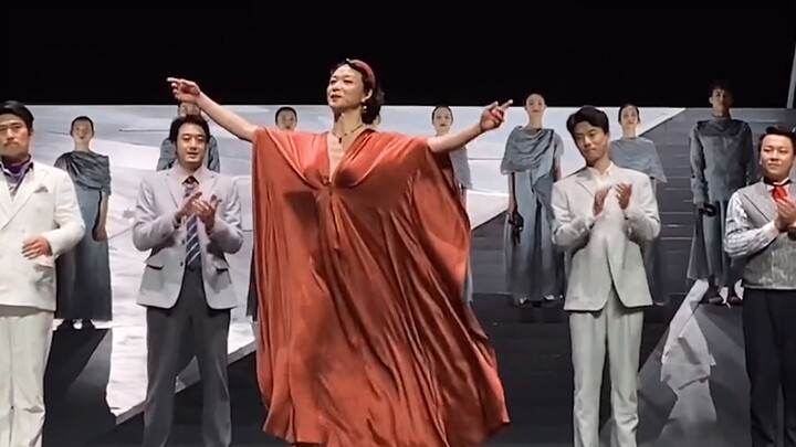This is what elegance is. I can watch Venus’s farewell scene for the whole day!