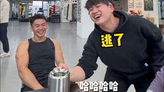 Dùng cốc sắt nặng 10kg để lừa huấn luyện viên uống nước