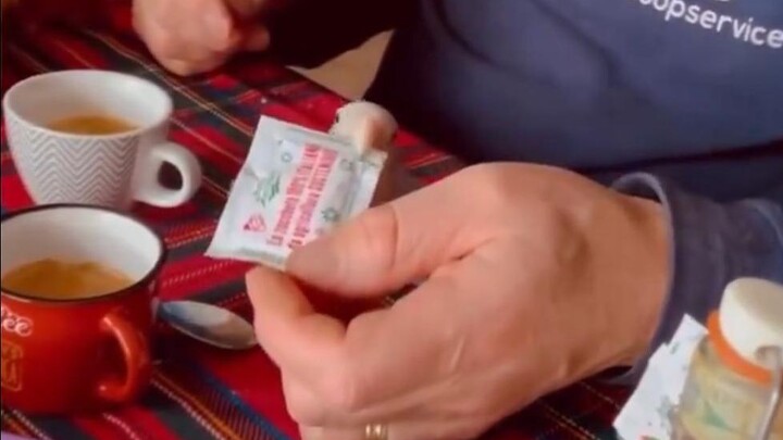 นกแก้วที่ช่วยเจ้าของกัดเปิดซองลูกอม