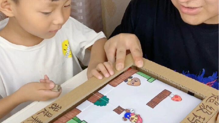 Bố tự chế máy chơi game Super Mario từ thùng carton chuyển phát nhanh, cùng con trải nghiệm lại niềm