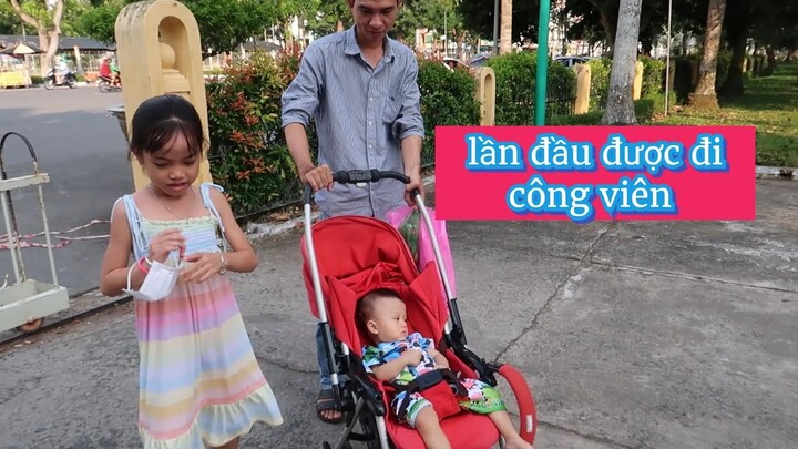 Cho 2 bé đi công viên văn miếu chơi hóng mát