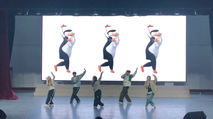 Màn biểu diễn tại lễ thành lập được lan truyền khắp mạng có trình độ như thế nào?