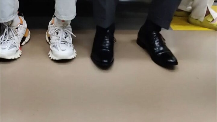 ญี่ปุ่น โอคาโมโตะทะเลาะกับชาวต่างชาติบนรถไฟ ทั้งสองชูนิ้วกลางทักทายกัน