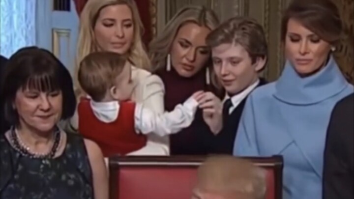 Kho báu trăm triệu đô la: Cậu bé Barron Trump đáng yêu như một chú chuột khi đùa với em bé