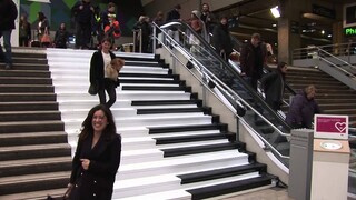 Gare Montparnasse, la SNCF transforme des escaliers en piano