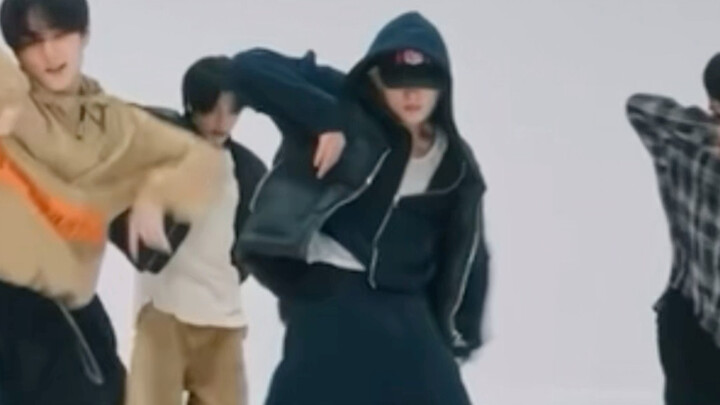 ทุกครั้งที่ดูคุณชุนเต้น ฉันรู้สึกเหมือนไม่เข้าใจเลยว่าเขาออกแรงจุดไหน แต่กลับทำท่าได้ลื่นไหลราวกับน้