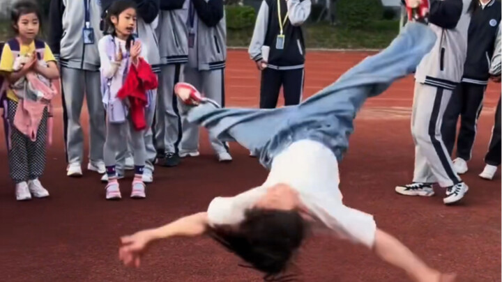 Cậu bé nhảy hip-hop trên sân trường, cú xoay vòng lớn trong điệu nhảy hip-hop khiến cả hội trường sữ