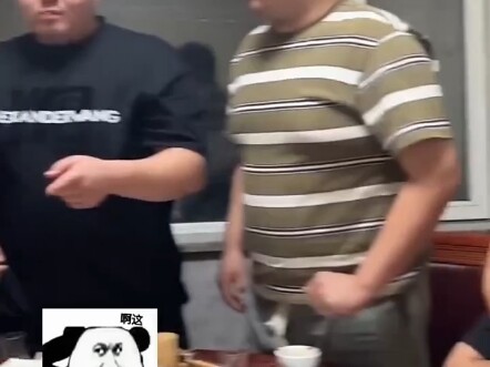 Seorang pria makan bersama teman-temannya hingga pukul 10.30 malam, lalu mereka sepakat siapa yang i