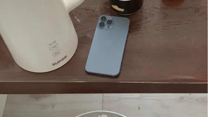 My phone often falls off the table by itself, and finally it reappears...