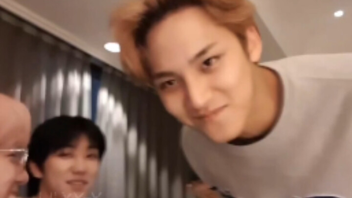 Min-gyu: Dua penggembira! Mengganggu aku dan Myung-ho!  Baek-hyun: Malam ini bakal berat nih~