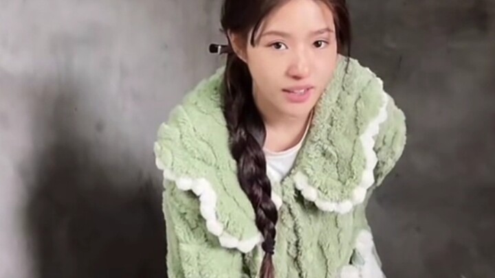 A Zi teaches her little niece how to do the Evil Dragon Roar dance