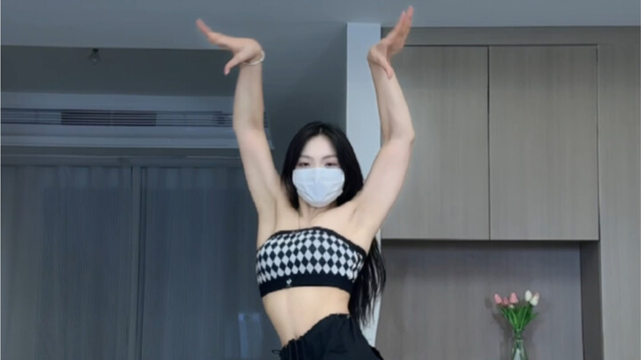 Begitu musik dimulai, sang ratu muncul lagi (bushi) 😗Gurunya sangat pandai dalam koreografi, tarian 