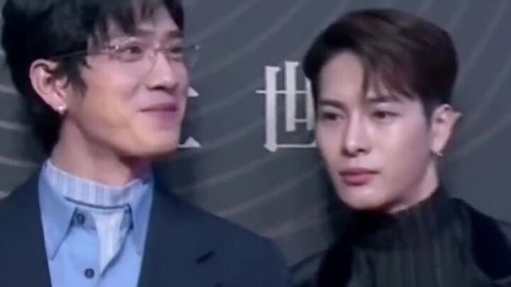 It's hilarious! Wang Jiaer walked the red carpet with Jing Boran on his arm the whole time. Netizens