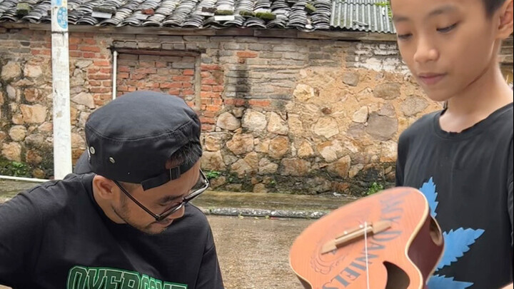 Siapa bilang satu senar tak bisa memainkan piano? Pertunjukan akustik kelas dunia dari ayah dan anak