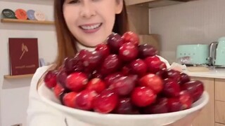 Cranberry ..buah cantik kaya manfaat … tapi rasanya asam   …. Makanya kebanyakan dibuat jus