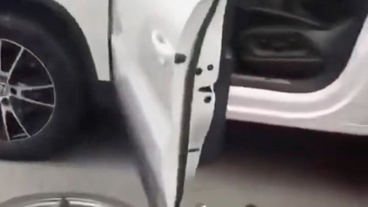 A driver carelessly opened their car door and smashed an old man riding a motorcycle to pieces.