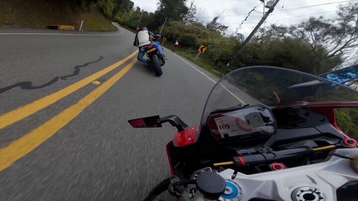 New Ducati Panivale V2 vs Yamaha MT 09