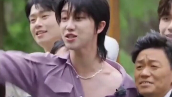 تعليقات نارية من معجبيه في الخارج: قميص سو مينغ هاو ينزلق عن كتفه الأيسر!