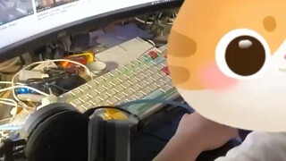 Ketika kamu memergoki karyawan wanita bersantai dan meminta untuk melihat desktopnya...