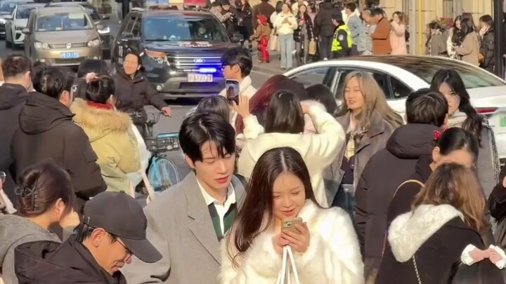 Give Xiao Han a little shock!! The landlady boldly hands out red envelopes on the street, leaving th