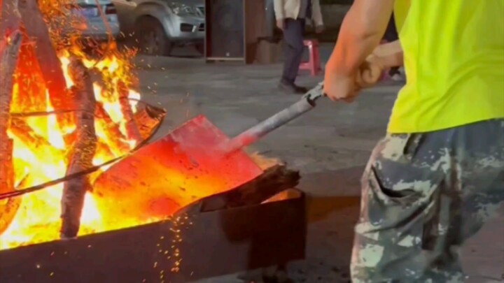 عنده مزاج، لكن ما عنده سعفة القدم 😄