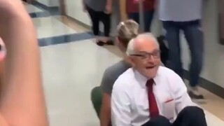 أستاذ فيزياء جامعي يتجاوز عمره 70 عامًا في الخارج، لا يزال يقوم بنفسه بإجراء تجارب مجنونة للطلاب
