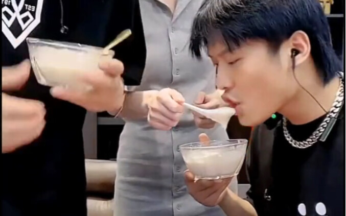 Xiao Yang really knows what his brothers want!