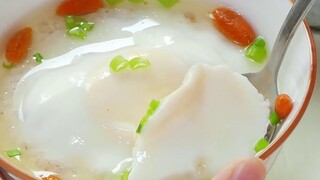On a freezing winter day, enjoying a steaming bowl of meat patties with steamed egg—it’s truly heart