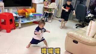 The older brother spent 3,500 yuan to learn street dance, and his one-and-a-half-year-old brother le