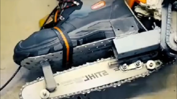 Berjalan di Ujung Pisau