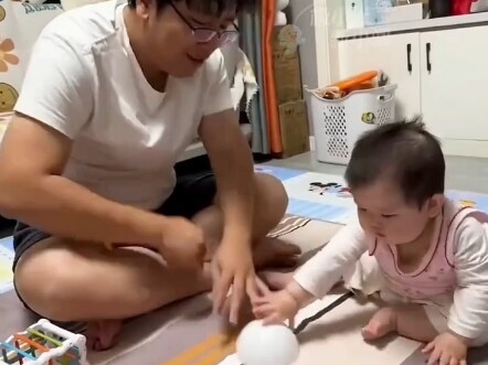 Dad does magic tricks to amuse the baby, and her reactions are spot-on every time. How does she pick