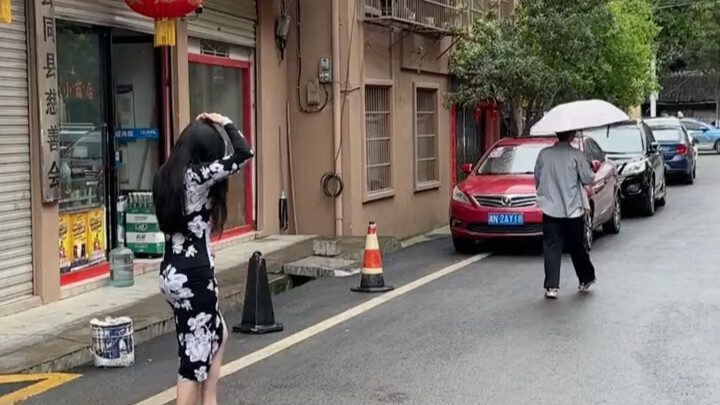 民政局门口：不爱的时候，打伞都是奢望