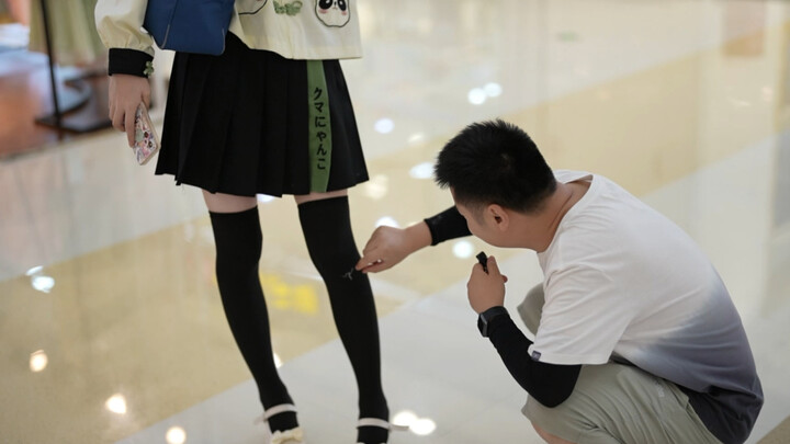 Mengapa kaus kaki hitam memiliki benang putih?