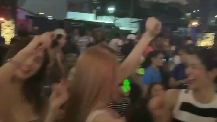 Sangat suka suasana hedonisme di bar