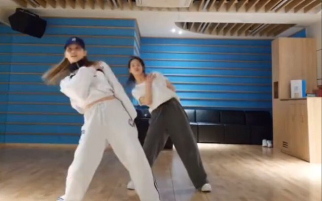 NiziU MAKO RIO bersama-sama mengikuti tantangan tari Get A Guitar