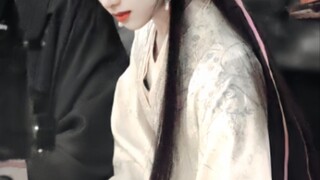 “我笑  青山依旧风雨捉不透”