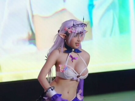 Cosplayer nổi tiếng trên mạng Việt Nam Aheiyan #Yuu★Meiilyn nhảy tại hội nghị truyện tranh