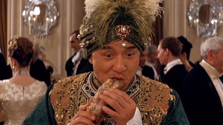 Jackie Chan berpakaian seperti pangeran India dan datang ke perjamuan untuk makan dan minum gratis. 