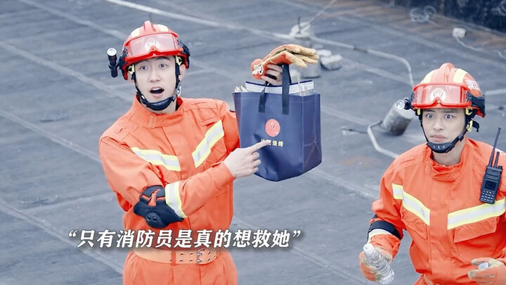 Lính cứu hỏa dùng một xiên thịt nướng để cứu cô gái, thế nhưng mẹ cô lại tát cho một cái