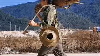 Chú trai sinh sau năm 70 nổi tiếng nhờ những bước nhảy vũ trụ mượt mà, uyển chuyển, quả là cao thủ ở