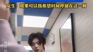 Seorang gadis yang tidak berdandan pergi ke toko serba ada dan secara tak sengaja bertemu dengan pri