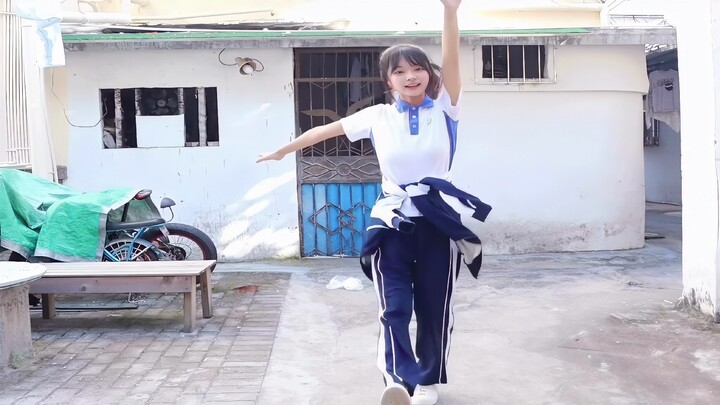 ปรับคุณภาพภาพ: ไป่ไป๋เหยาชอบกินลูกอม—อาจดูเด็กเกินไปสำหรับเด็กประถม แต่พอดีสุดๆ สำหรับนักศึกษา!