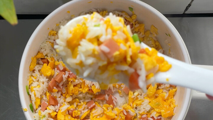 Lulusan seni liberal makan bersama pada tanggal 11 Februari