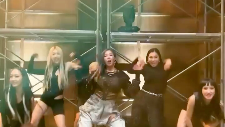 [Street Warriors] Jessi takes the hot chicks out for a street challenge! | New song Zoom challenge