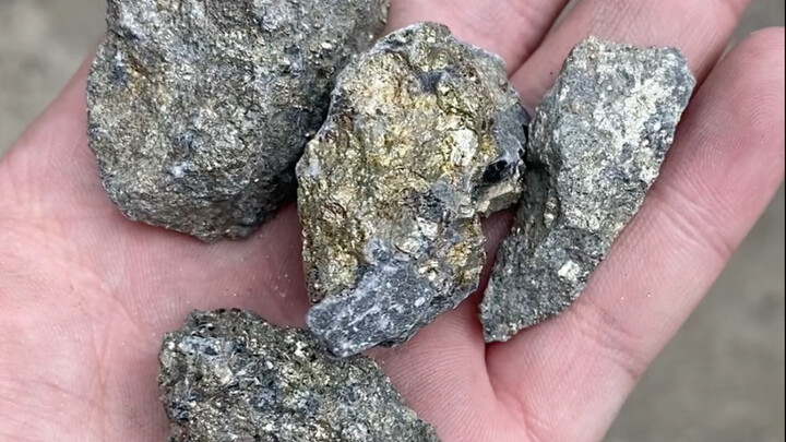 How much gold is there in the stone?