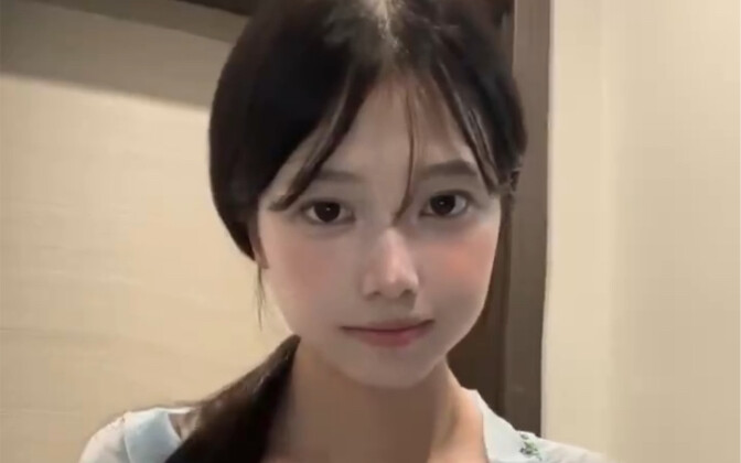 Meeting her is like spring water reflecting pear blossoms.